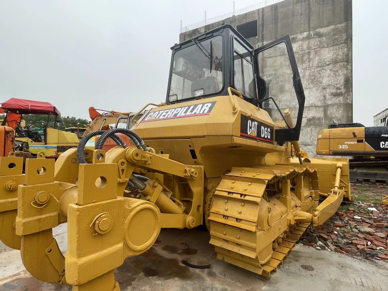 CATERPILLAR D6G - Buldozers: foto 1 CATERPILLAR D6G - Buldozers: foto 1