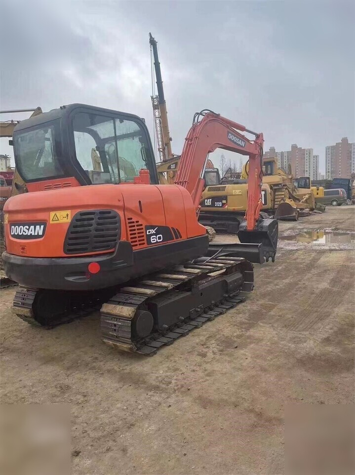 DOOSAN DX60 - Kāpurķēžu ekskavators: foto 2 DOOSAN DX60 - Kāpurķēžu ekskavators: foto 2