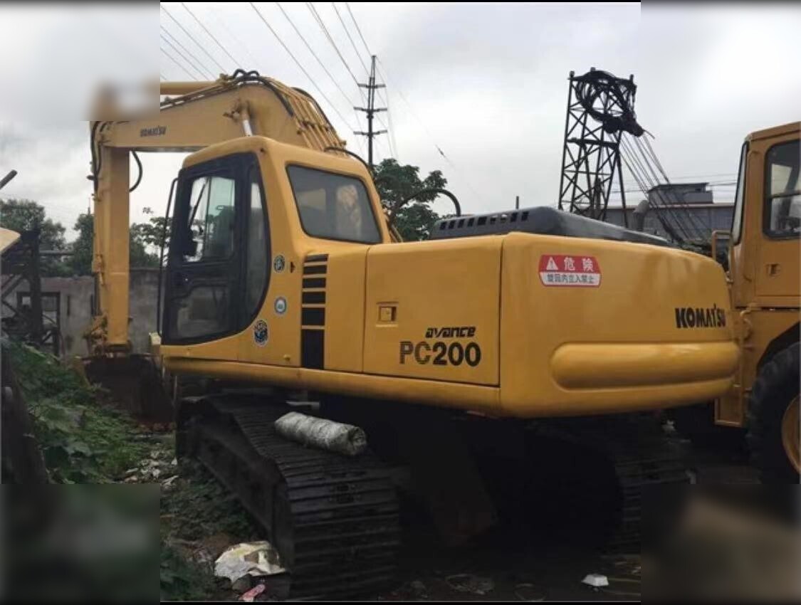 KOMATSU PC200-6 - Kāpurķēžu ekskavators: foto 1 KOMATSU PC200-6 - Kāpurķēžu ekskavators: foto 1
