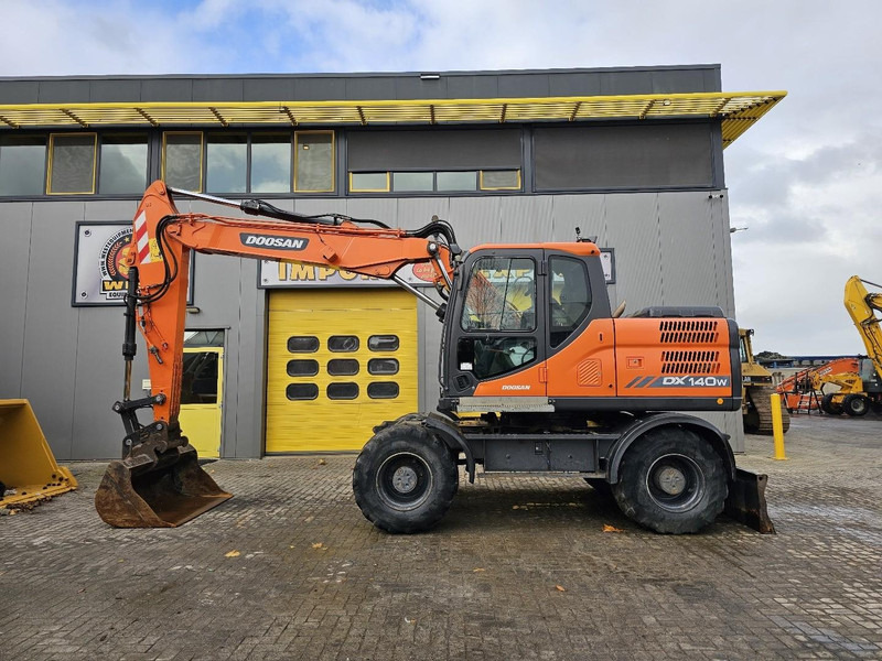 Doosan DX 140W - Riteņu ekskavators: foto 1 Doosan DX 140W - Riteņu ekskavators: foto 1