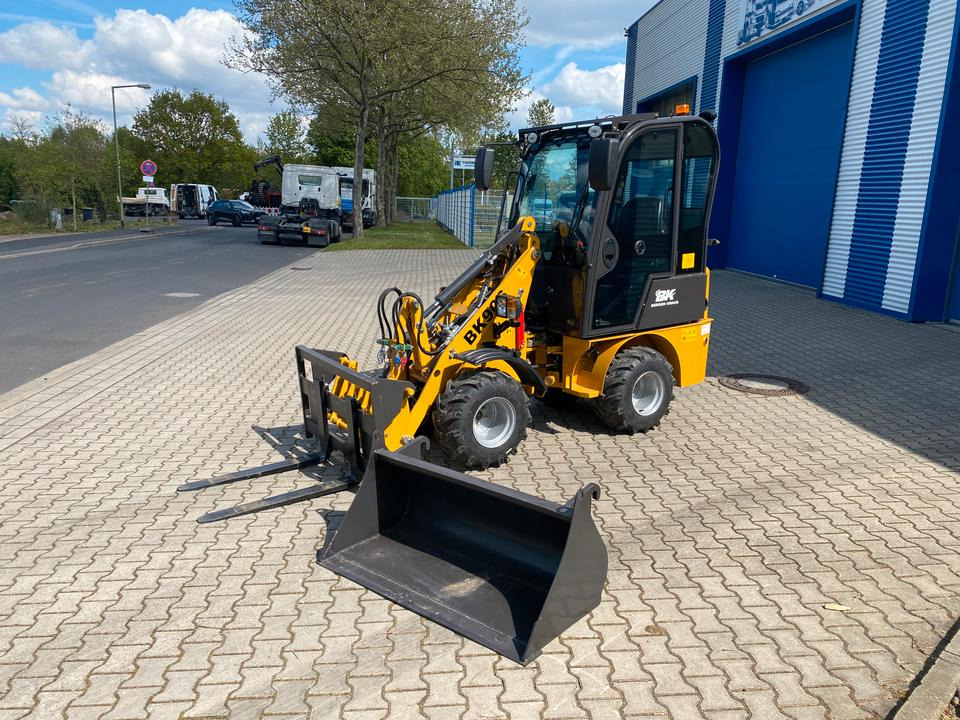 Radlader / Hoflader BK906 mit Kabine *INKL.19% MWST*PERKINS*BERGER KRAUS*GABELPAKET*CE*EURO* - Mini iekrāvējs: foto 2 Radlader / Hoflader BK906 mit Kabine *INKL.19% MWST*PERKINS*BERGER KRAUS*GABELPAKET*CE*EURO* - Mini iekrāvējs: foto 2