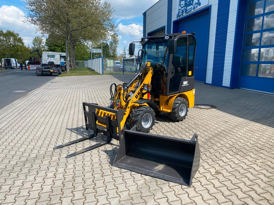 Radlader / Hoflader BK906 mit Kabine *INKL.19% MWST*PERKINS*BERGER KRAUS*GABELPAKET*CE*EURO* - Mini iekrāvējs: foto 1 Radlader / Hoflader BK906 mit Kabine *INKL.19% MWST*PERKINS*BERGER KRAUS*GABELPAKET*CE*EURO* - Mini iekrāvējs: foto 1