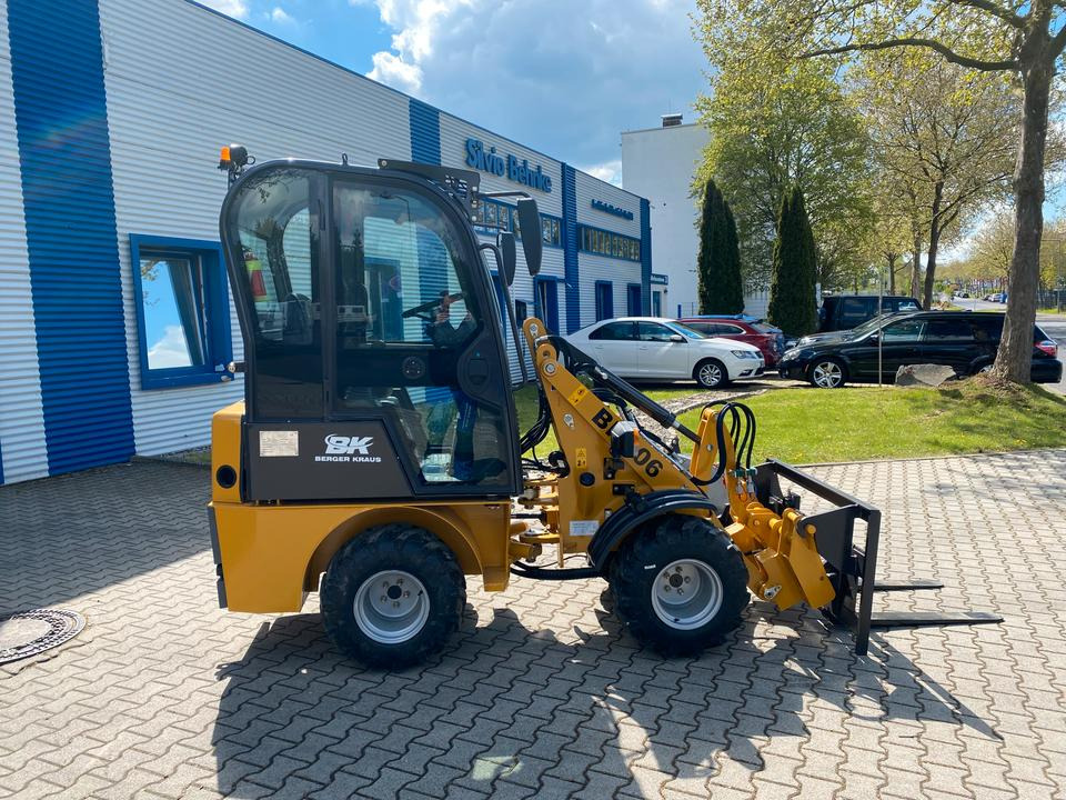 Radlader / Hoflader BK906 mit Kabine *INKL.19% MWST*PERKINS*BERGER KRAUS*GABELPAKET*CE*EURO* - Mini iekrāvējs: foto 5 Radlader / Hoflader BK906 mit Kabine *INKL.19% MWST*PERKINS*BERGER KRAUS*GABELPAKET*CE*EURO* - Mini iekrāvējs: foto 5