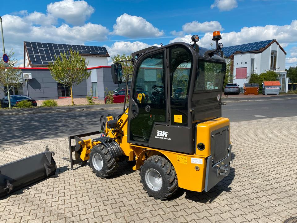 Radlader / Hoflader BK906 mit Kabine *INKL.19% MWST*PERKINS*BERGER KRAUS*GABELPAKET*CE*EURO* - Mini iekrāvējs: foto 3 Radlader / Hoflader BK906 mit Kabine *INKL.19% MWST*PERKINS*BERGER KRAUS*GABELPAKET*CE*EURO* - Mini iekrāvējs: foto 3