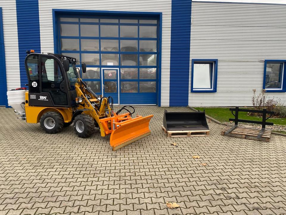 Radlader/Hoflader BK906 mit Kabine inkl. Winter-Komplettpaket *INKL.19% MWST.*BERGER KRAUS*PERKINS*EURO*SOFORT!* - Mini iekrāvējs: foto 1 Radlader/Hoflader BK906 mit Kabine inkl. Winter-Komplettpaket *INKL.19% MWST.*BERGER KRAUS*PERKINS*EURO*SOFORT!* - Mini iekrāvējs: foto 1
