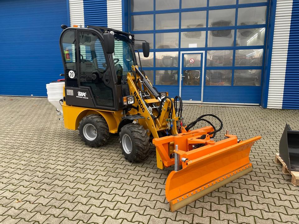 Radlader/Hoflader BK906 mit Kabine inkl. Winter-Komplettpaket *INKL.19% MWST.*BERGER KRAUS*PERKINS*EURO*SOFORT!* - Mini iekrāvējs: foto 3 Radlader/Hoflader BK906 mit Kabine inkl. Winter-Komplettpaket *INKL.19% MWST.*BERGER KRAUS*PERKINS*EURO*SOFORT!* - Mini iekrāvējs: foto 3