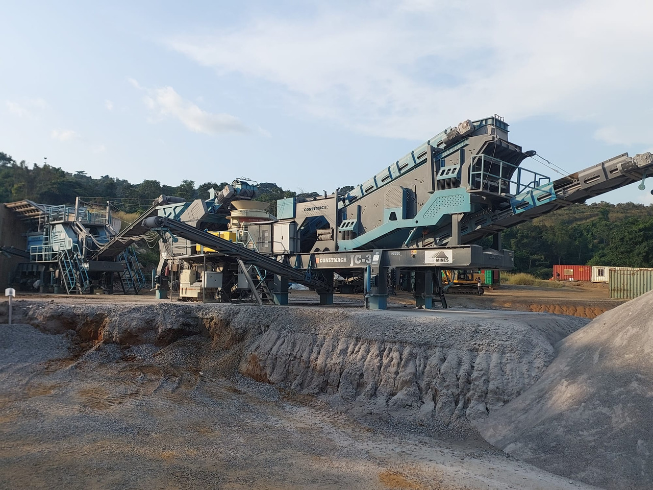 Constmach Mobile Backenbrecheranlage mit einer Leistung von 250 bis 300 t/h - Mobilais drupinātājs: foto 1 Constmach Mobile Backenbrecheranlage mit einer Leistung von 250 bis 300 t/h - Mobilais drupinātājs: foto 1
