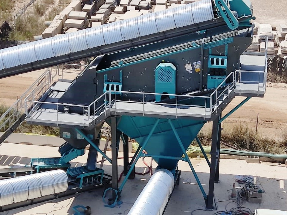 Constmach Systèmes De Cribles Vibrants 70-95 Tph 2-3-4 Étages 1200x4000 Mm - Sijātājs: foto 3 Constmach Systèmes De Cribles Vibrants 70-95 Tph 2-3-4 Étages 1200x4000 Mm - Sijātājs: foto 3