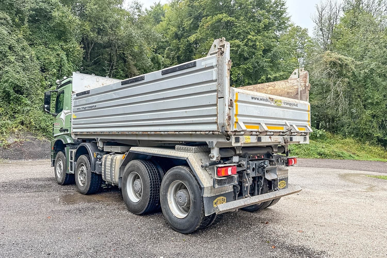 Mercedes-Benz Arocs 4152 - Kravas automašīna pašizgāzējs: foto 3 Mercedes-Benz Arocs 4152 - Kravas automašīna pašizgāzējs: foto 3