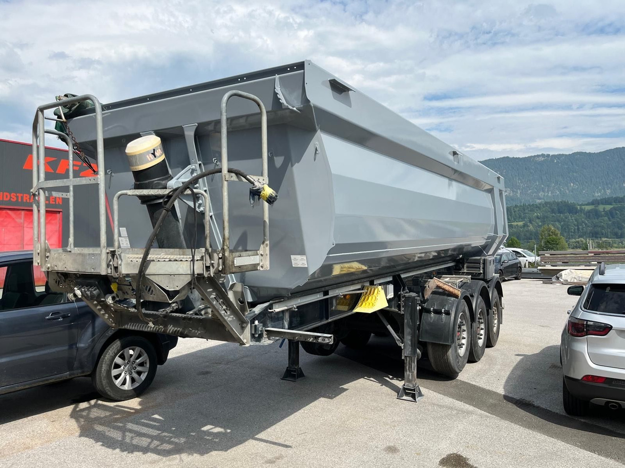 Schwarzmüller Hardox - Puspiekabe pašizgāzējs: foto 2 Schwarzmüller Hardox - Puspiekabe pašizgāzējs: foto 2