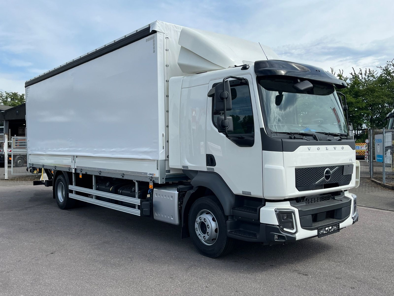 Volvo FL 14.245 Junge Schiebeplanenaufbau LBW - Kravas automašīna ar tentu: foto 4 Volvo FL 14.245 Junge Schiebeplanenaufbau LBW - Kravas automašīna ar tentu: foto 4