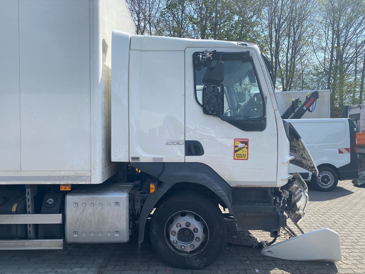 Volvo FL 16.280 Koffer Unfallschaden - Kravas automašīna ar slēgto virsbūvi: foto 2 Volvo FL 16.280 Koffer Unfallschaden - Kravas automašīna ar slēgto virsbūvi: foto 2