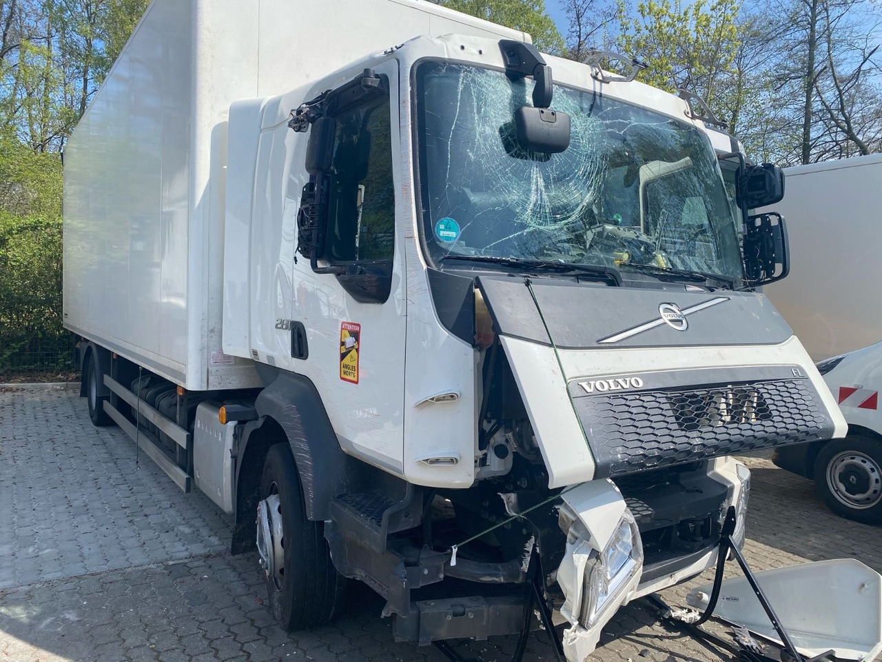 Volvo FL 16.280 Koffer Unfallschaden - Kravas automašīna ar slēgto virsbūvi: foto 4 Volvo FL 16.280 Koffer Unfallschaden - Kravas automašīna ar slēgto virsbūvi: foto 4