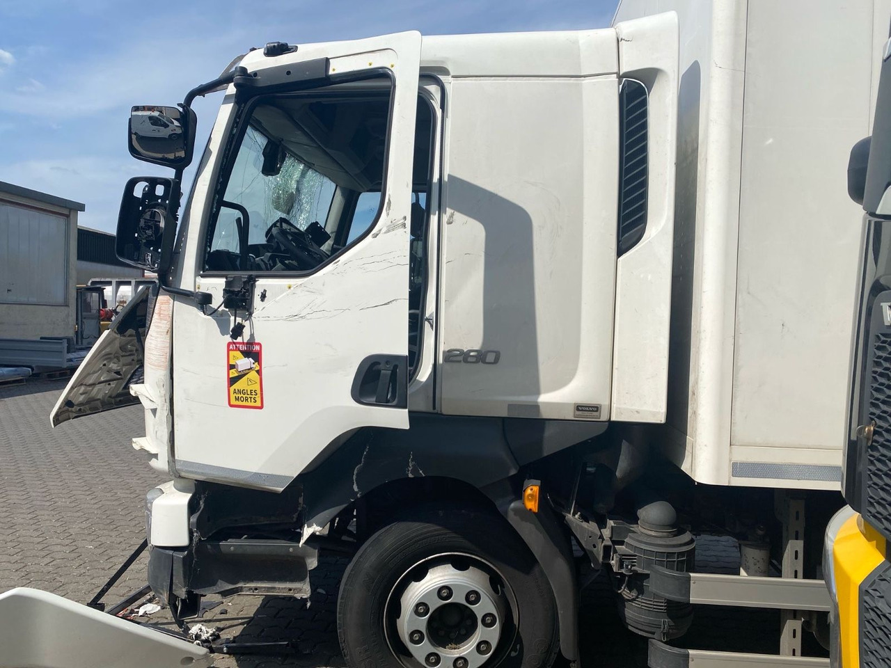 Volvo FL 16.280 Koffer Unfallschaden - Kravas automašīna ar slēgto virsbūvi: foto 3 Volvo FL 16.280 Koffer Unfallschaden - Kravas automašīna ar slēgto virsbūvi: foto 3