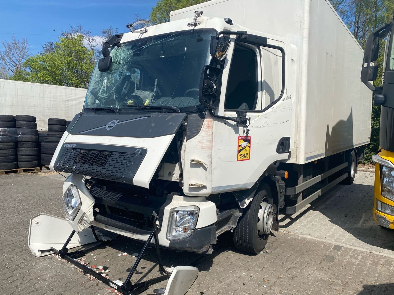 Volvo FL 16.280 Koffer Unfallschaden - Kravas automašīna ar slēgto virsbūvi: foto 5 Volvo FL 16.280 Koffer Unfallschaden - Kravas automašīna ar slēgto virsbūvi: foto 5