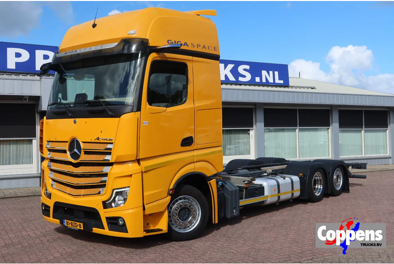 Mercedes-Benz Actros 2642 LL Giga Space Wisselbare opbouw/chassis cabine + lift as - Konteineru vedējs/ Kravas automašīna ar noņemamā virsbūve: foto 1 Mercedes-Benz Actros 2642 LL Giga Space Wisselbare opbouw/chassis cabine + lift as - Konteineru vedējs/ Kravas automašīna ar noņemamā virsbūve: foto 1