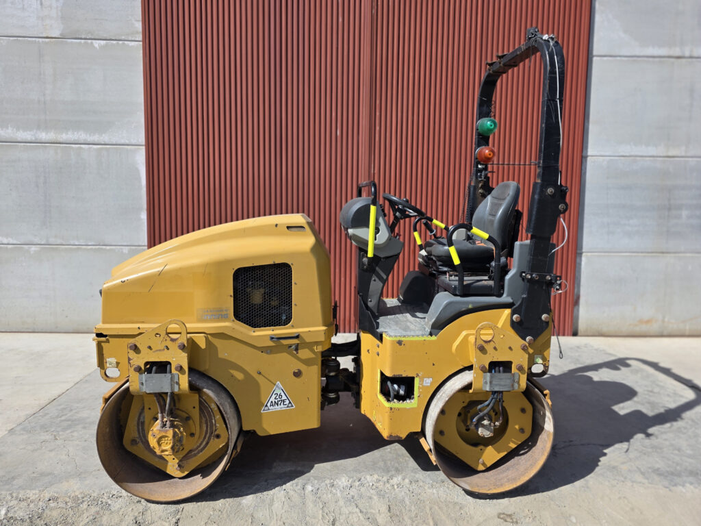CAT CB24B - Veltnis: foto 1 CAT CB24B - Veltnis: foto 1