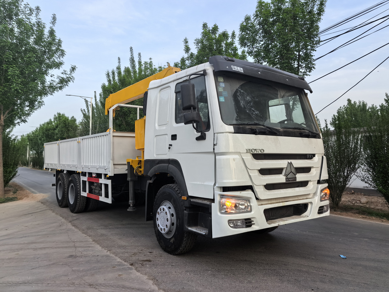 HOWO 371HP CRANE TRUCK - Kravas auto ar manipulatoru: foto 2 HOWO 371HP CRANE TRUCK - Kravas auto ar manipulatoru: foto 2