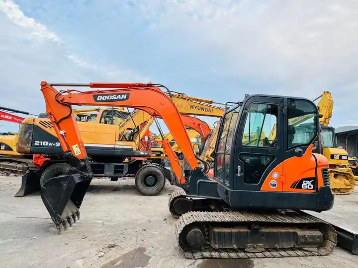 6t Small Excavator,Mini Excavating Machine Korea Doosan Used Excavators Doosan Dx60 For Sale In Shanghai - Kāpurķēžu ekskavators: foto 3 6t Small Excavator,Mini Excavating Machine Korea Doosan Used Excavators Doosan Dx60 For Sale In Shanghai - Kāpurķēžu ekskavators: foto 3