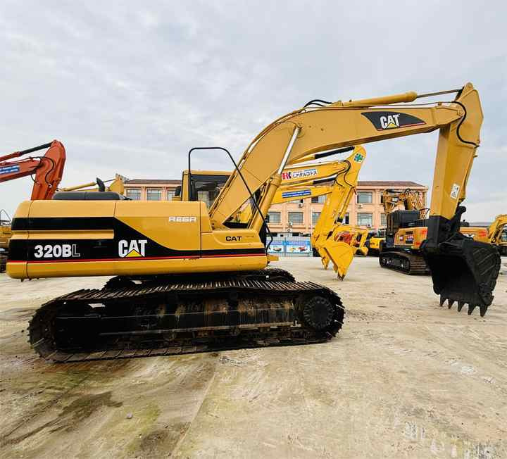 Caterpillar/cat Medium Used Excavator 20t Cat 320b,320c,320d Excavating Equipment With 0.8,1.0,1.2 Cbm Bucket Size In Shanghai - Kāpurķēžu ekskavators: foto 1 Caterpillar/cat Medium Used Excavator 20t Cat 320b,320c,320d Excavating Equipment With 0.8,1.0,1.2 Cbm Bucket Size In Shanghai - Kāpurķēžu ekskavators: foto 1