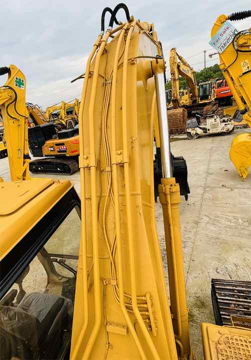 Caterpillar/cat Medium Used Excavator 20t Cat 320b,320c,320d Excavating Equipment With 0.8,1.0,1.2 Cbm Bucket Size In Shanghai - Kāpurķēžu ekskavators: foto 5 Caterpillar/cat Medium Used Excavator 20t Cat 320b,320c,320d Excavating Equipment With 0.8,1.0,1.2 Cbm Bucket Size In Shanghai - Kāpurķēžu ekskavators: foto 5