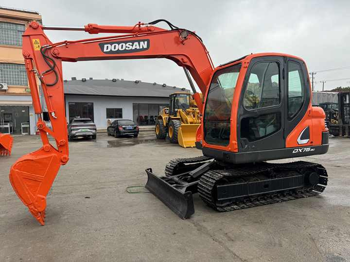 Doosan DX75-9C Used Excavator Crawler Second Hand Korean Engine DX75-9C Small Digger for Home or Farm - Kāpurķēžu ekskavators: foto 4 Doosan DX75-9C Used Excavator Crawler Second Hand Korean Engine DX75-9C Small Digger for Home or Farm - Kāpurķēžu ekskavators: foto 4