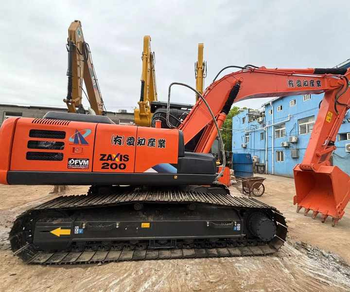 Excavator used Hitachi ZX200 ZX120, excavator original japan Hitachi, excavator original Japan used excavator Hitachi - Kāpurķēžu ekskavators: foto 1 Excavator used Hitachi ZX200 ZX120, excavator original japan Hitachi, excavator original Japan used excavator Hitachi - Kāpurķēžu ekskavators: foto 1