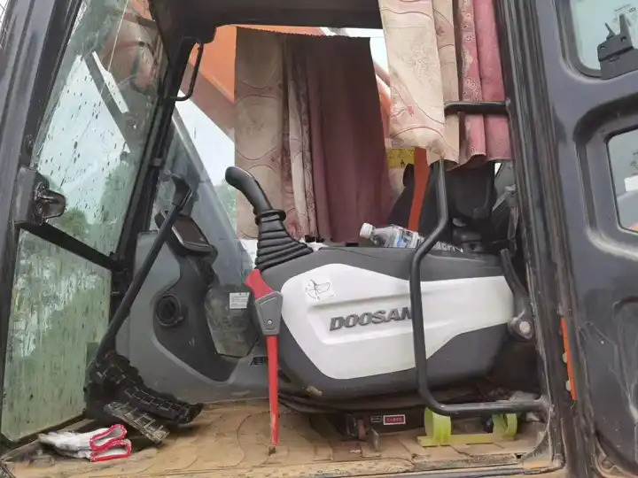 High Quality Second Hand Doosan Dx420 Excavator,Efficient,Energy-saving,And Suitable For Crushing Used Hand Excavators - Kāpurķēžu ekskavators: foto 4 High Quality Second Hand Doosan Dx420 Excavator,Efficient,Energy-saving,And Suitable For Crushing Used Hand Excavators - Kāpurķēžu ekskavators: foto 4