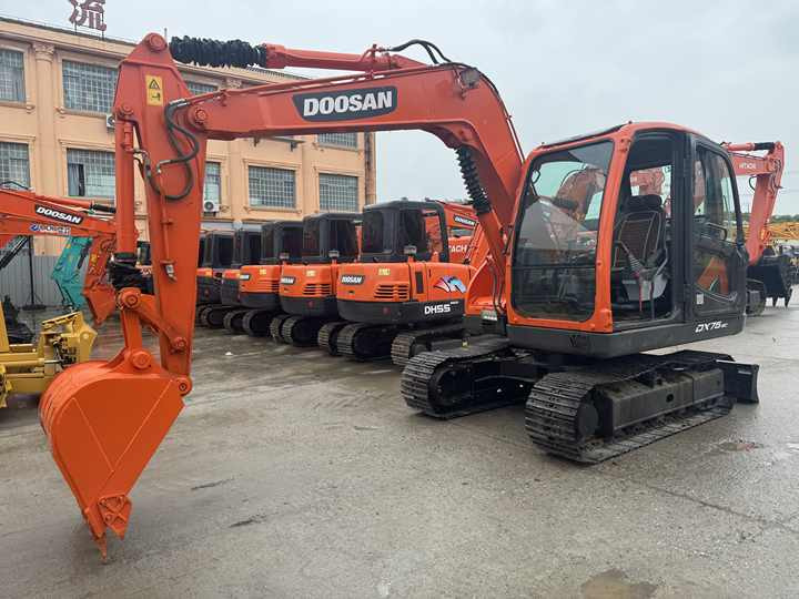 Hot Sale Used Doosan DX75-9C Excavator Doosan 7.5 Ton Crawler Digger Original Equipment - Kāpurķēžu ekskavators: foto 2 Hot Sale Used Doosan DX75-9C Excavator Doosan 7.5 Ton Crawler Digger Original Equipment - Kāpurķēžu ekskavators: foto 2