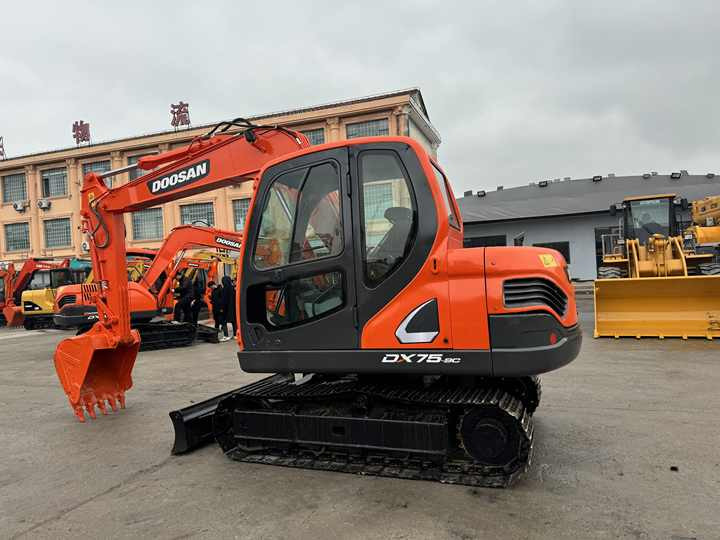 Hot Sale Used Doosan DX75-9C Excavator Doosan 7.5 Ton Crawler Digger Original Equipment - Kāpurķēžu ekskavators: foto 2 Hot Sale Used Doosan DX75-9C Excavator Doosan 7.5 Ton Crawler Digger Original Equipment - Kāpurķēžu ekskavators: foto 2