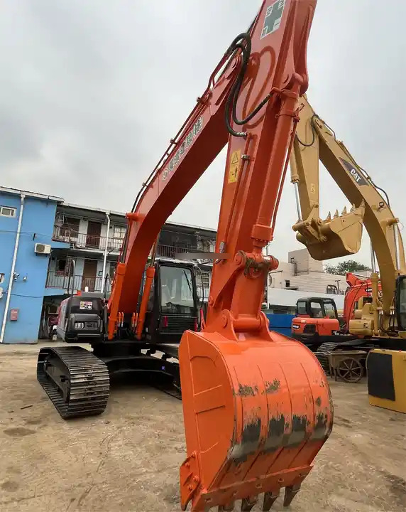 Second Hand Japan Hitachi Zx200-5G Hydraulic Crawler Excavator Japan Hitachi 20 Ton Excavators in Low Price - Kāpurķēžu ekskavators: foto 1 Second Hand Japan Hitachi Zx200-5G Hydraulic Crawler Excavator Japan Hitachi 20 Ton Excavators in Low Price - Kāpurķēžu ekskavators: foto 1