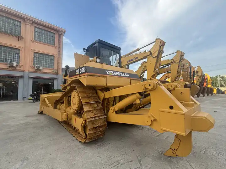 Used Caterpillar bulldozer CAT D8R on sale - Buldozers: foto 4 Used Caterpillar bulldozer CAT D8R on sale - Buldozers: foto 4