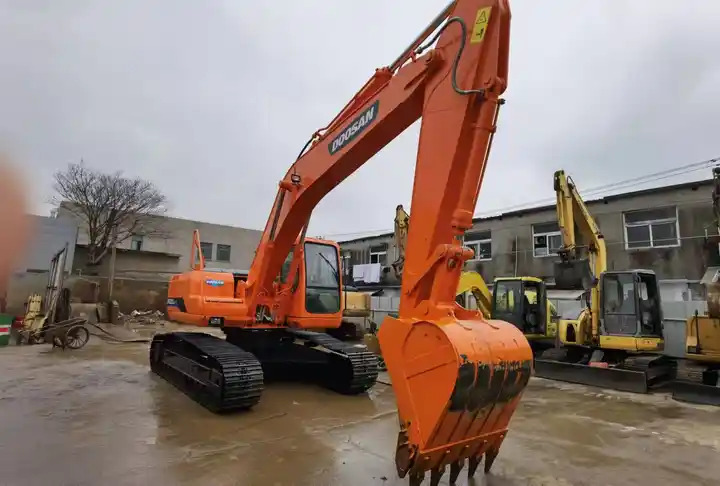 Used Doosan DH220-7 excavator on sale with manual engine made in Korea - Kāpurķēžu ekskavators: foto 4 Used Doosan DH220-7 excavator on sale with manual engine made in Korea - Kāpurķēžu ekskavators: foto 4