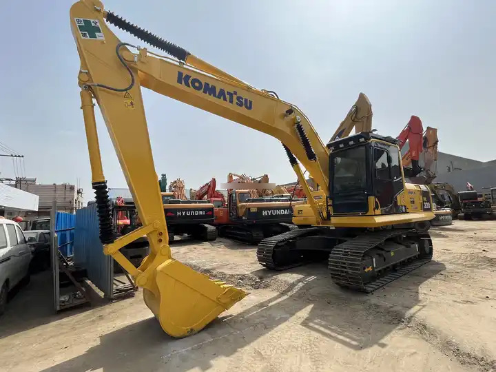 Used KOMATSU PC200-8 digger ,20ton komatsu pc200-8 excavator,komatsu pc200 original japan surplus in good condition - Kāpurķēžu ekskavators: foto 3 Used KOMATSU PC200-8 digger ,20ton komatsu pc200-8 excavator,komatsu pc200 original japan surplus in good condition - Kāpurķēžu ekskavators: foto 3