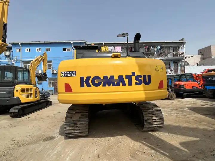 Used KOMATSU PC200-8 digger ,20ton komatsu pc200-8 excavator,komatsu pc200 original japan surplus in good condition - Kāpurķēžu ekskavators: foto 4 Used KOMATSU PC200-8 digger ,20ton komatsu pc200-8 excavator,komatsu pc200 original japan surplus in good condition - Kāpurķēžu ekskavators: foto 4