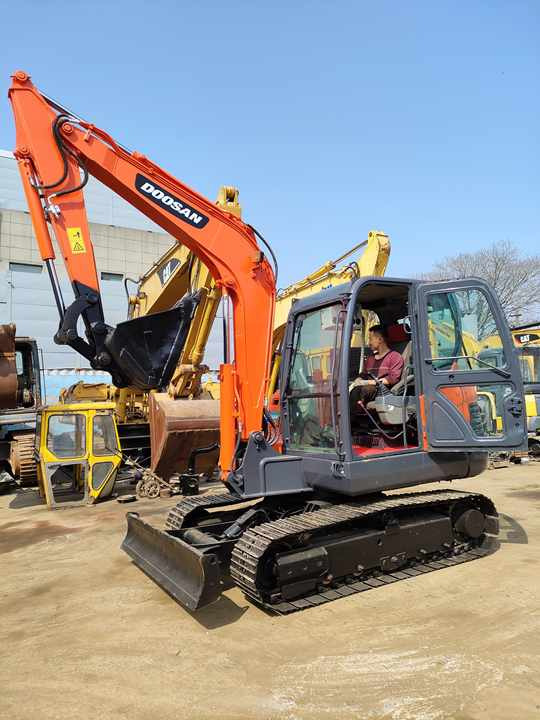 Used excavator doosan dx60 excavators machinery doosan dx60 dx80 dx75 dx225 dh60 dh60-7 excavator - Kāpurķēžu ekskavators: foto 3 Used excavator doosan dx60 excavators machinery doosan dx60 dx80 dx75 dx225 dh60 dh60-7 excavator - Kāpurķēžu ekskavators: foto 3