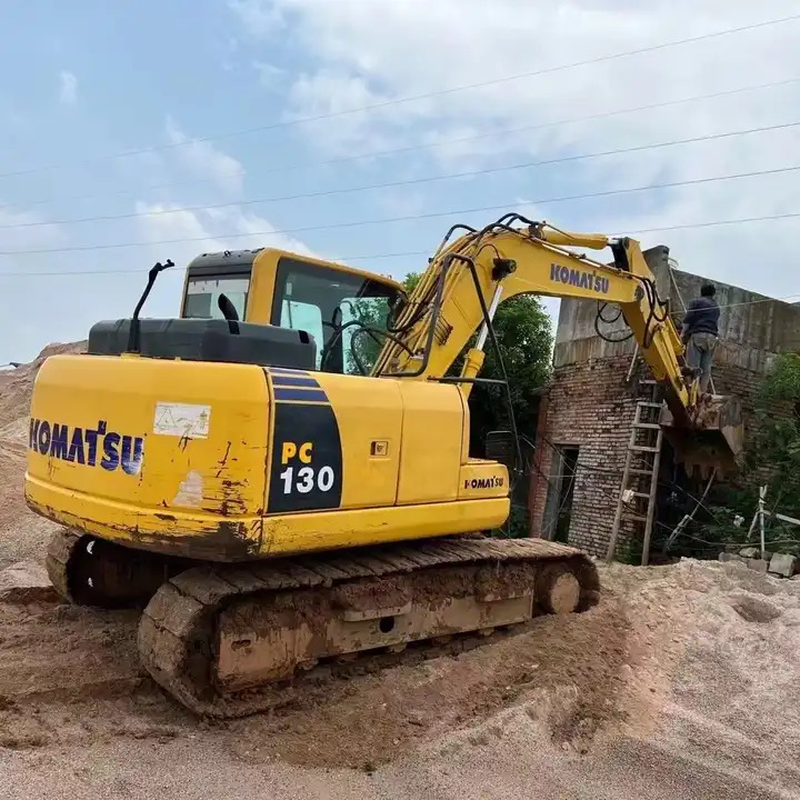 Used komatsu medium excavator PC130-7 /KOMATSU 130-7/ used japanese komatsu excavator 13 ton for sale - Kāpurķēžu ekskavators: foto 1 Used komatsu medium excavator PC130-7 /KOMATSU 130-7/ used japanese komatsu excavator 13 ton for sale - Kāpurķēžu ekskavators: foto 1