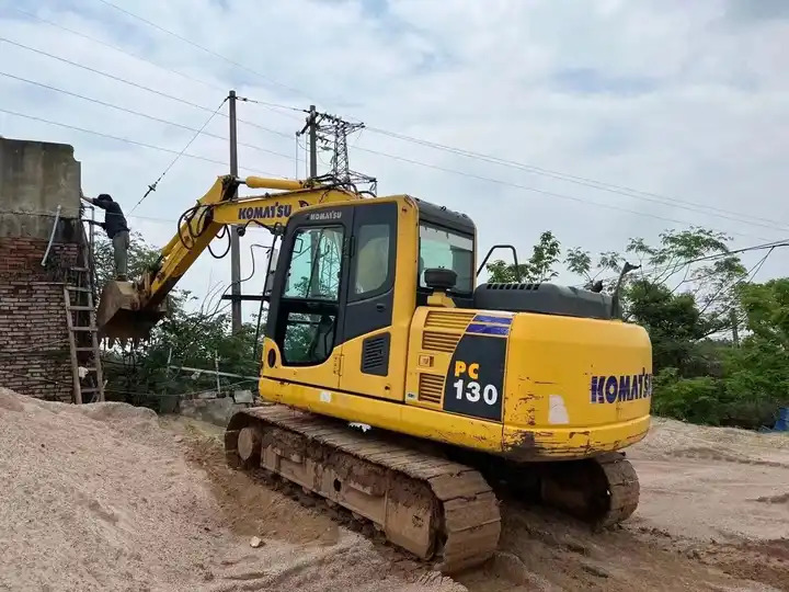 Used komatsu medium excavator PC130-7 /KOMATSU 130-7/ used japanese komatsu excavator 13 ton for sale - Kāpurķēžu ekskavators: foto 3 Used komatsu medium excavator PC130-7 /KOMATSU 130-7/ used japanese komatsu excavator 13 ton for sale - Kāpurķēžu ekskavators: foto 3