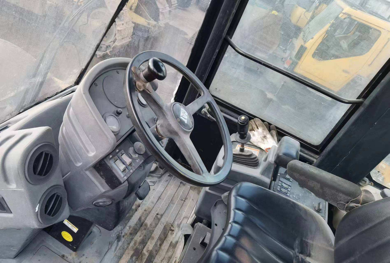 Used Road making machine CAT CS 683E roller - Ceļu veltnis: foto 2 Used Road making machine CAT CS 683E roller - Ceļu veltnis: foto 2