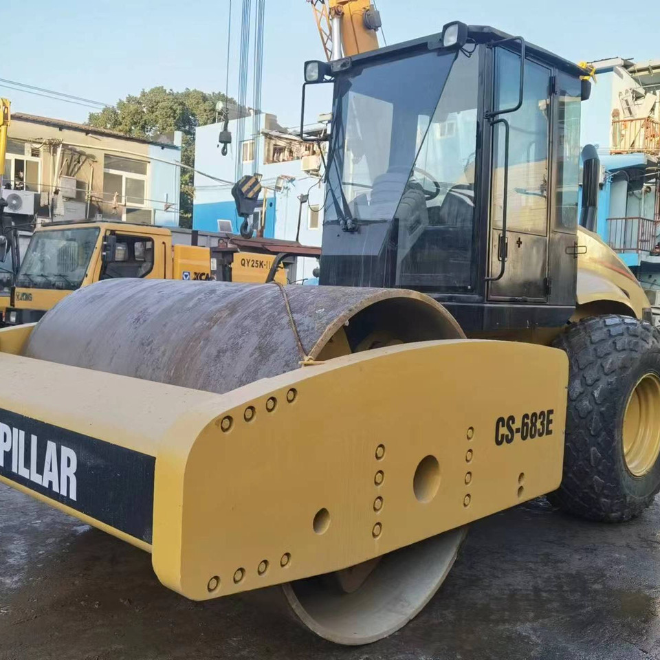 Used Road making machine CAT CS 683E roller - Ceļu veltnis: foto 1 Used Road making machine CAT CS 683E roller - Ceļu veltnis: foto 1