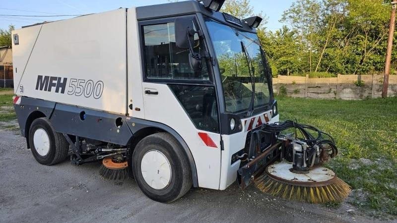 Mfh 5500 sweeper - with air conditionier - Ielu tīrīšanas mašīna: foto 1 Mfh 5500 sweeper - with air conditionier - Ielu tīrīšanas mašīna: foto 1
