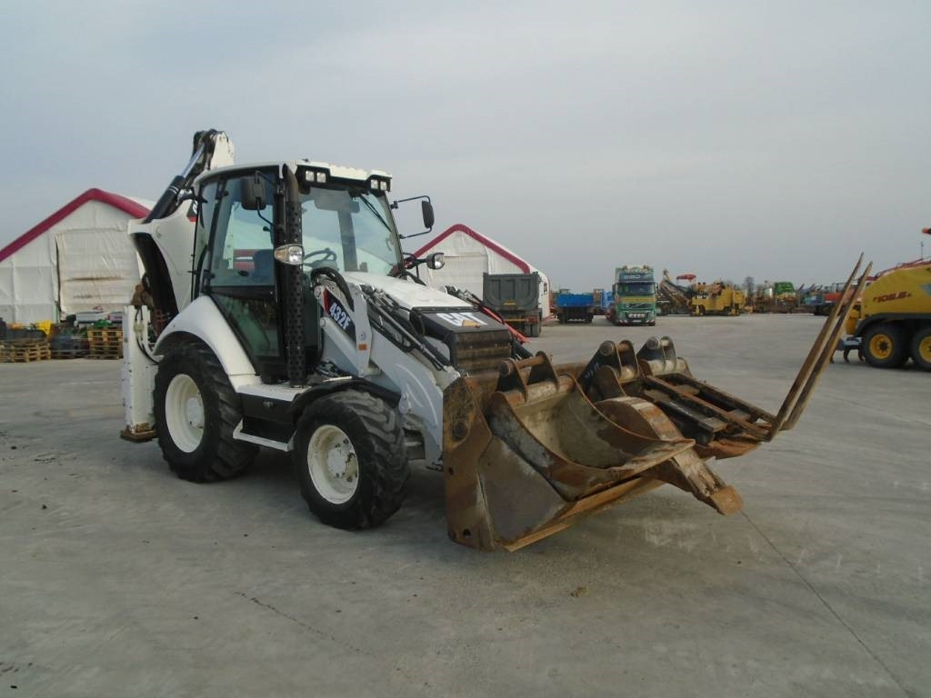 CAT 432F + 5 Cupe + Furci pentru paleti - Ekskavators-iekrāvējs: foto 4 CAT 432F + 5 Cupe + Furci pentru paleti - Ekskavators-iekrāvējs: foto 4