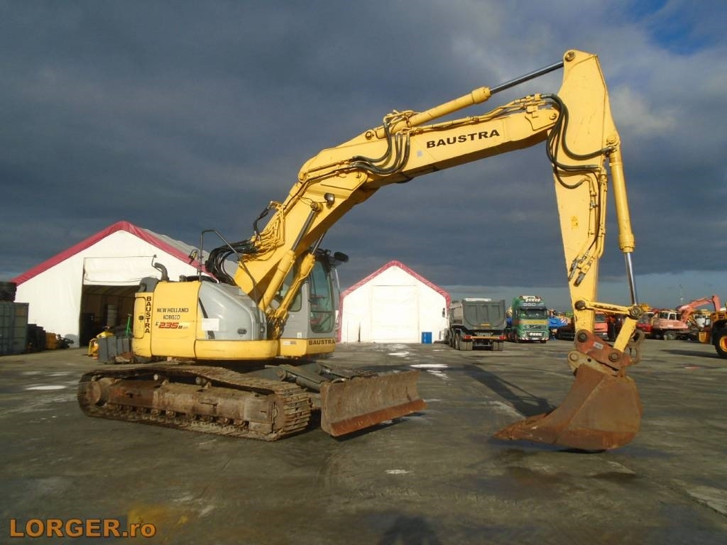 New Holland E 235 B SR-2* Blade - Kāpurķēžu ekskavators: foto 1 New Holland E 235 B SR-2* Blade - Kāpurķēžu ekskavators: foto 1
