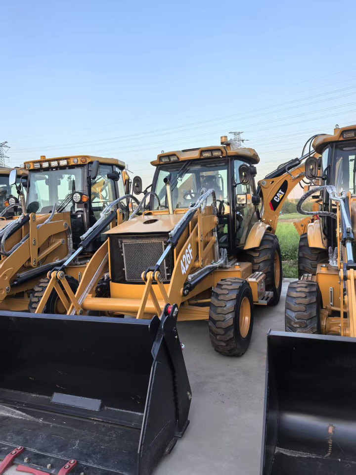 CATERPILLAR 426 - Kāpurķēžu iekrāvējs: foto 1 CATERPILLAR 426 - Kāpurķēžu iekrāvējs: foto 1