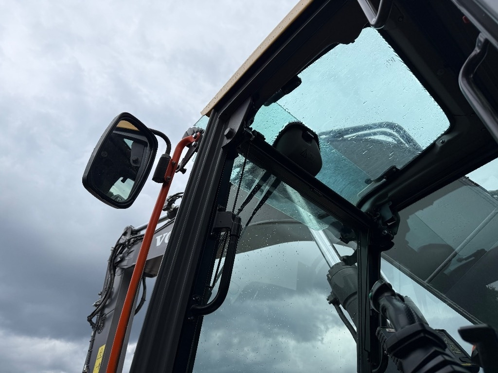 Kāpurķēžu ekskavators Volvo ECR 235 EL: foto 35