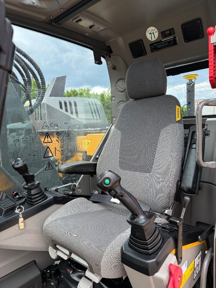 Kāpurķēžu ekskavators Volvo ECR 235 EL: foto 33