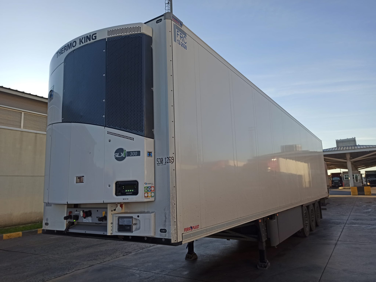 SCHMITZ CARGOBULL ThermoKing SKO 24/L - 13.4 FP COOL V7 FP 60 SMART - Puspiekabe refrižerators: foto 1 SCHMITZ CARGOBULL ThermoKing SKO 24/L - 13.4 FP COOL V7 FP 60 SMART - Puspiekabe refrižerators: foto 1