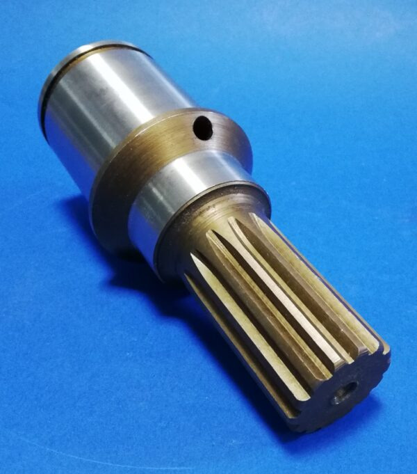 020410A Wałek silnika jazdy – Bobcat 543, 542, 545 (współpracuje z wałkiem 030030A) - Hidrauliskais motors - Celtniecības tehnika: foto 1 020410A Wałek silnika jazdy – Bobcat 543, 542, 545 (współpracuje z wałkiem 030030A) - Hidrauliskais motors - Celtniecības tehnika: foto 1