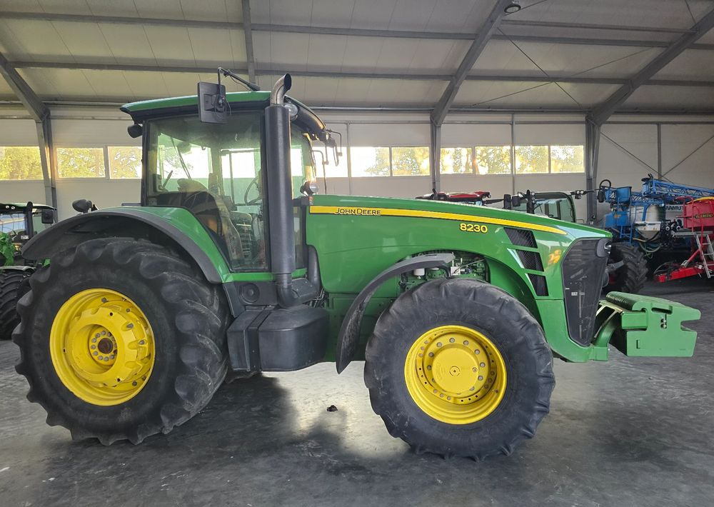 John Deere 8230 - Traktors: foto 5 John Deere 8230 - Traktors: foto 5