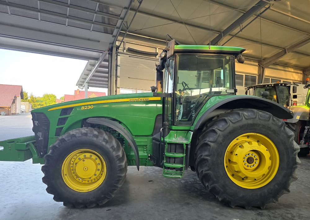 John Deere 8230 - Traktors: foto 3 John Deere 8230 - Traktors: foto 3